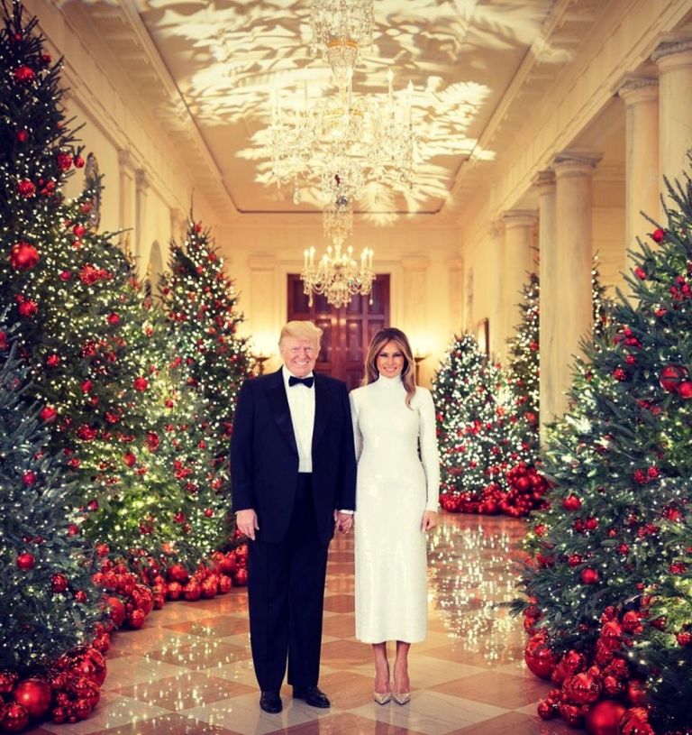 Retrato oficial del presidente Donald Trump y su esposa Melania en la Casa Blanca, en diciembre de 2017.