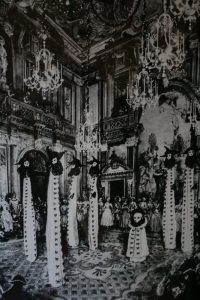 Hombres en zancos y enmascarados amenizaban la fiesta. Hombres en zancos y enmascarados amenizaban la fiesta.