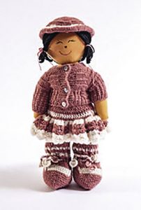 “Muñeca Esperanza” vestida por Ani Álvarez Calderón y hecha por las tejedoras de Misión Huascarán. Material de ropa: 100% alpaca. regalos solidarios