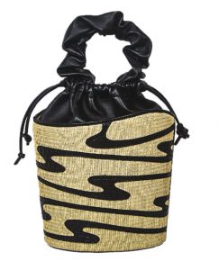 Denise Debakey, colección inspirada en Ancón. Bucket de raffia y cuero negro, tamaño large, diseño de olas, asa en scrunchy. Precio previa consulta. Denise Debakey, colección inspirada en Ancón. Bucket de raffia y cuero negro, tamaño large, diseño de olas, asa en scrunchy. Precio previa consulta.