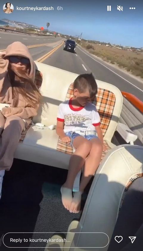 Penelope y Reign, hijos de Kourtney Kardashian pasaron tiempo con su madre y Travis Barker.