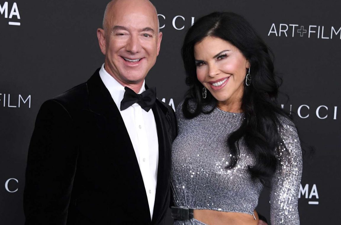 Jeff Bezos y Lauren Sánchez junto a Kim Kardashian en Mykonos