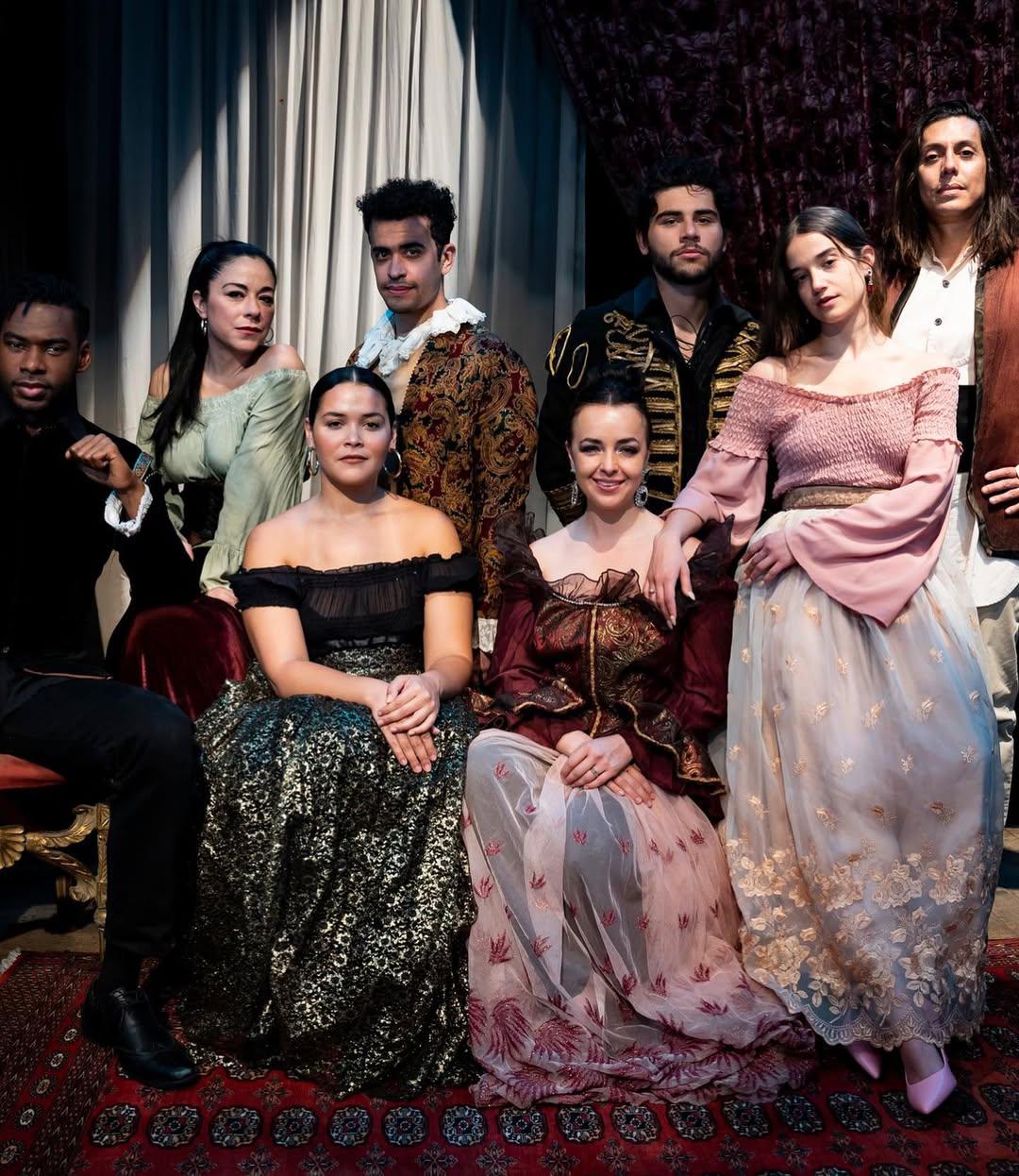 Lorenza Bernasconi junto a sus compañeros de elenco en Los empeños de una casa, la aclamada adaptación off-Broadway del clásico de Sor Juana Inés de la Cruz.