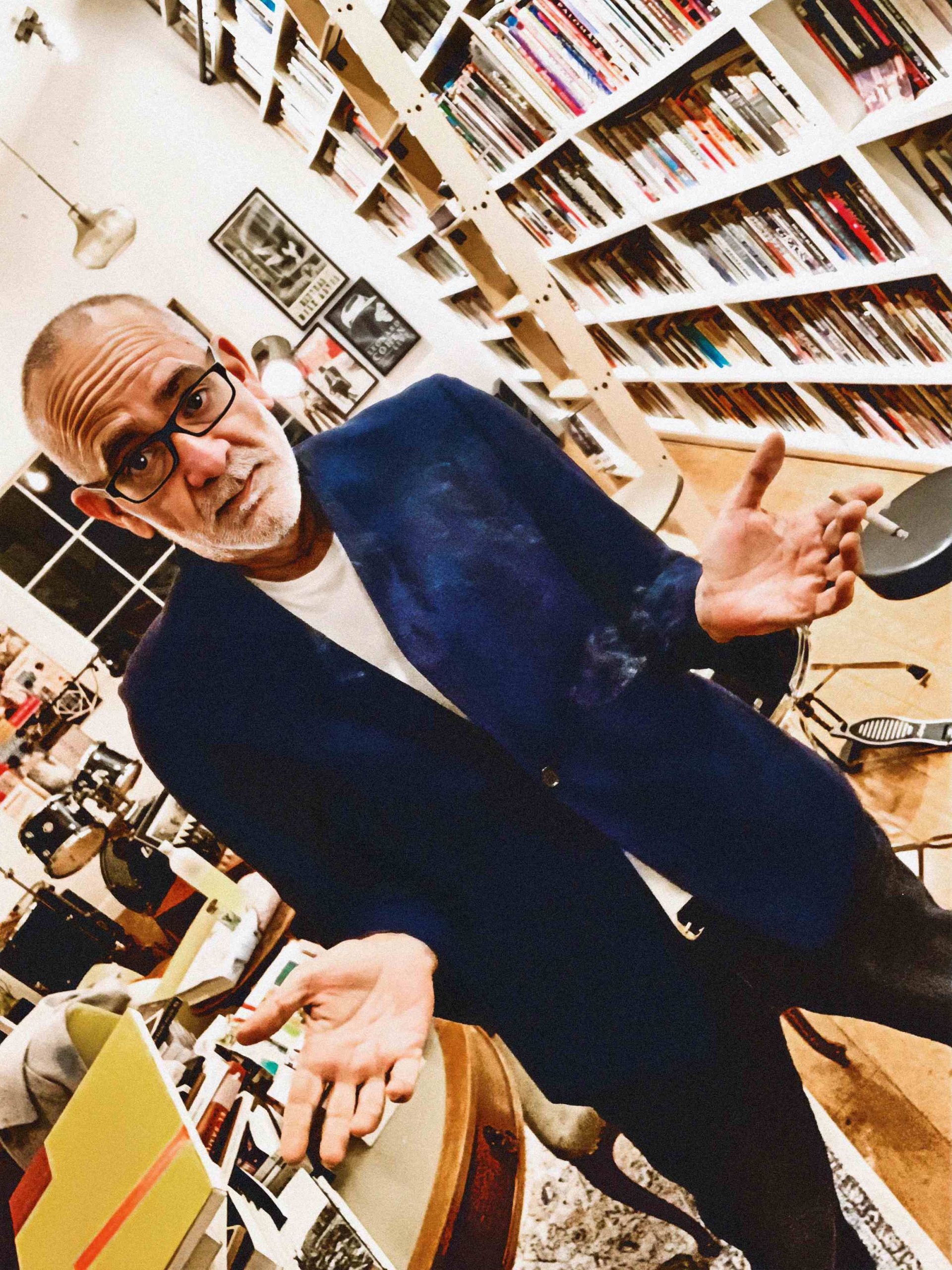 En 1999 dejó el periodismo y se mudó a Estados Unidos, donde publicó tres novelas, y ya alista una cuarta.