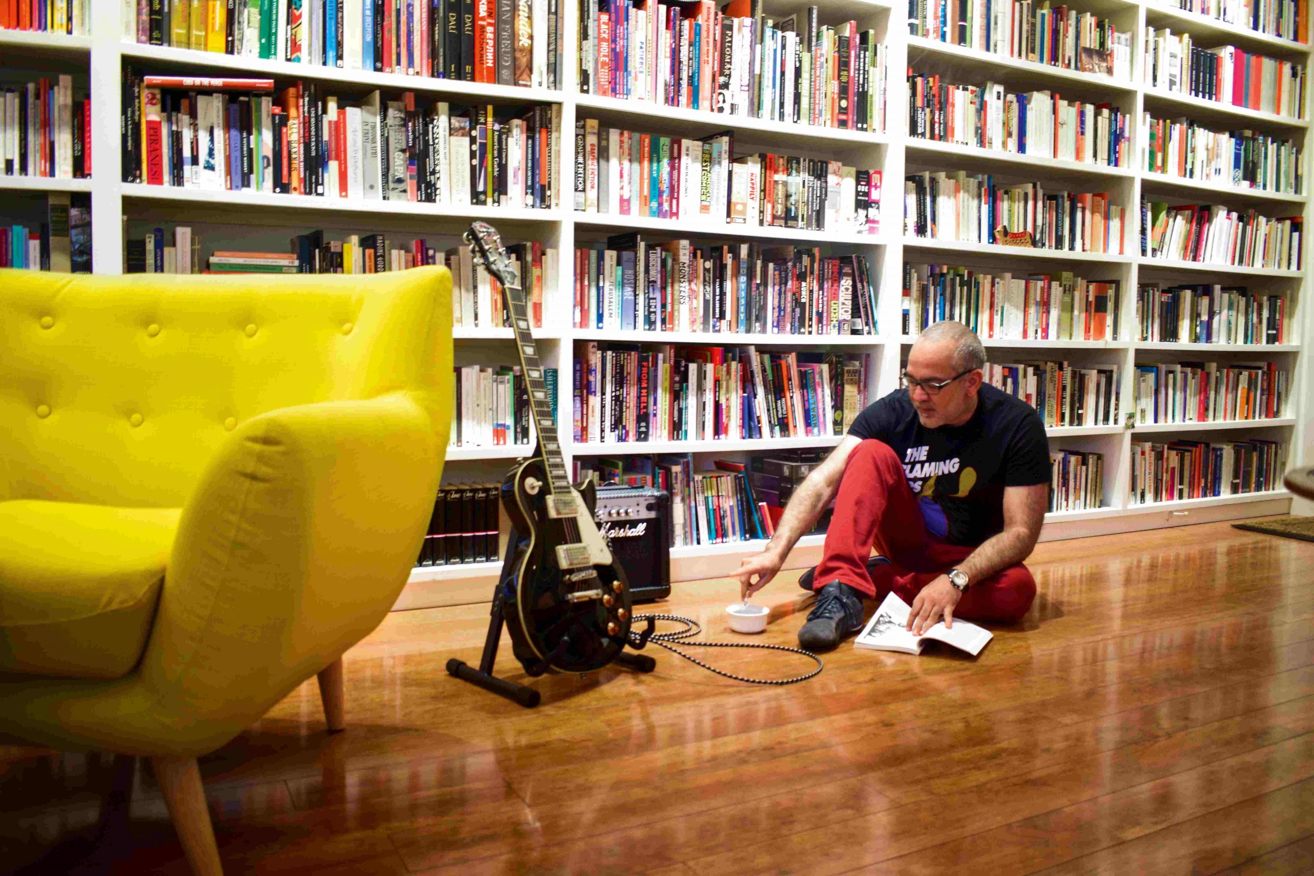 “Soy personaje secundario de mi propia vida”, dice Gustavo Faverón entre cigarros, libros, una guitarra y recuerdos.